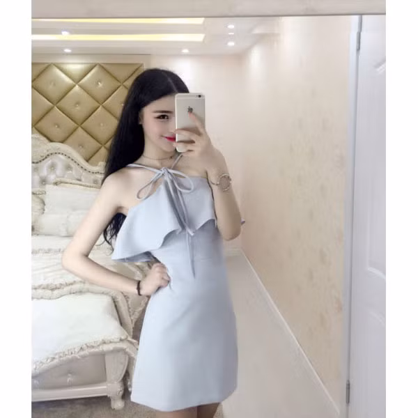 Một chiếc áo phông sẽ giúp bạn phân bổ đều trọng lượng qua vai. Trong khi đó, áo váy buộc dây sẽ khiến toàn bộ trọng lực dồn lên cổ. Kết quả là chị em phải duy trì tư thế không thoải mái, có xu hướng nghiêng về phía trước và chúi xuống.