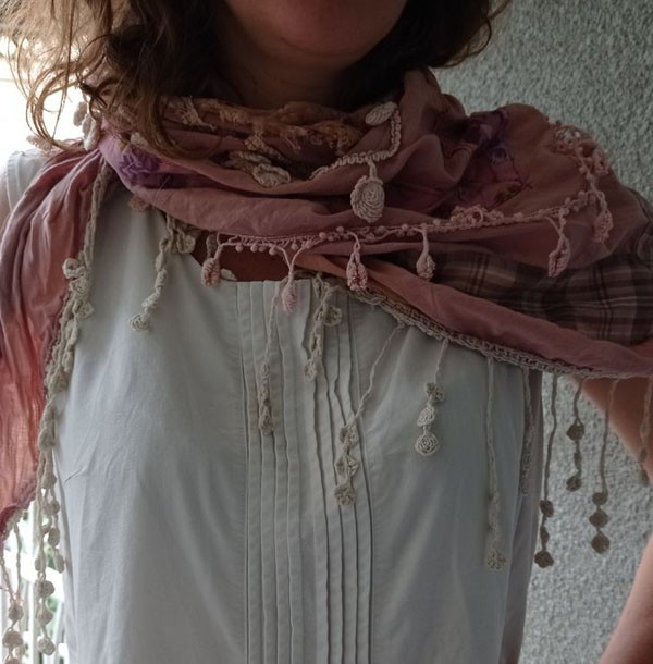 Chất liệu vải tre. Vải dệt từ tre tự nhiên rất dai và thô. Để làm mềm và tạo độ đàn hồi, vải dệt từ tre được xử lý với nhiều loại hóa chất khác nhau. Đáng lưu ý, các hợp chất này đều độc hại và có thể gây nguy hại cho môi trường.