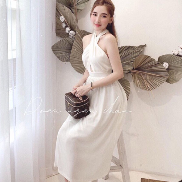 Áo váy buộc dây. Áo váy buộc dây khiến bạn gái trở nên mỏng manh, hấp dẫn. Vậy nhưng thiết kế này thường gây nhiều áp lực lên cổ, đặc biệt là người có khuôn ngực lớn.