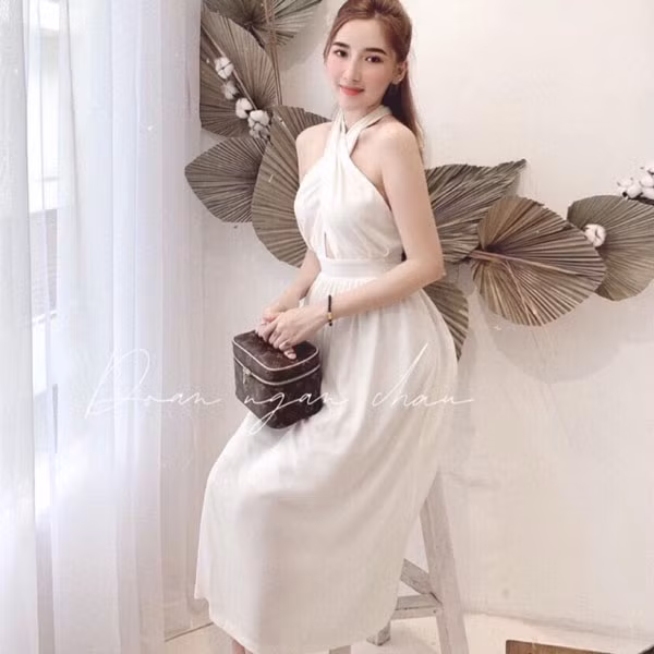 Áo váy buộc dây. Áo váy buộc dây khiến bạn gái trở nên mỏng manh, hấp dẫn. Vậy nhưng thiết kế này thường gây nhiều áp lực lên cổ, đặc biệt là người có khuôn ngực lớn.