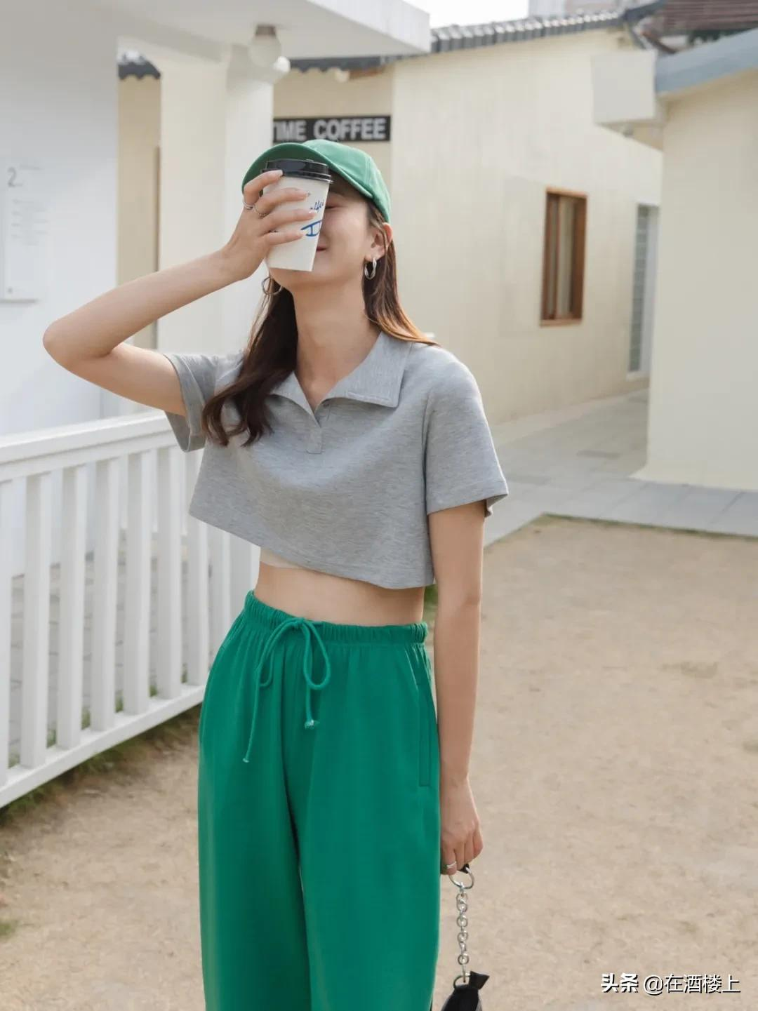 Tốt nhất nên chọn quần co giãn có chất liệu dày, hơi cứng và đứng dáng một chút, có thiết kế dây rút. Khi kết hợp với áo Polo vẫn lịch sự sẽ giúp tổng thể của bạn vừa khỏe khoắn vừa cá tính.