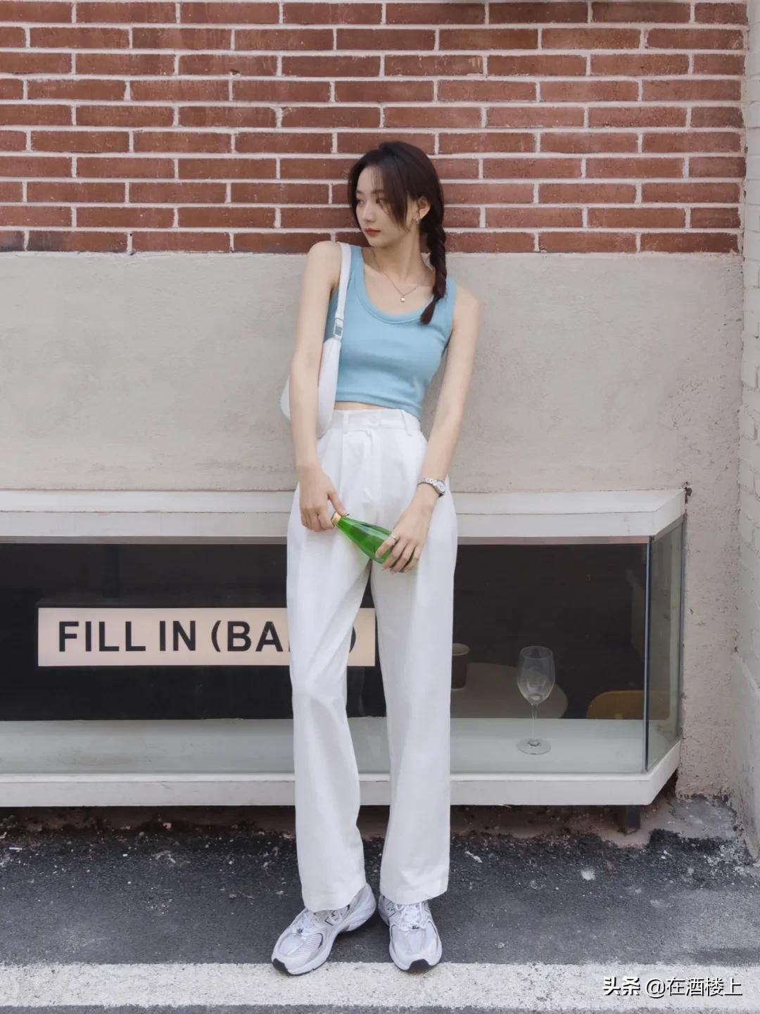 Có thể chọn quần âu xếp li, nhờ vậy quần không bị quá ôm, gây nhăn vùng đũng.