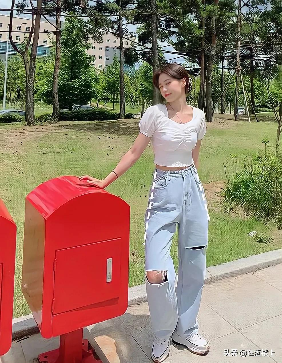 Tốt nhất nên chọn quần hai bên hông may thẳng. Hoặc có một cách đơn giản là mua quần rộng hơn một số