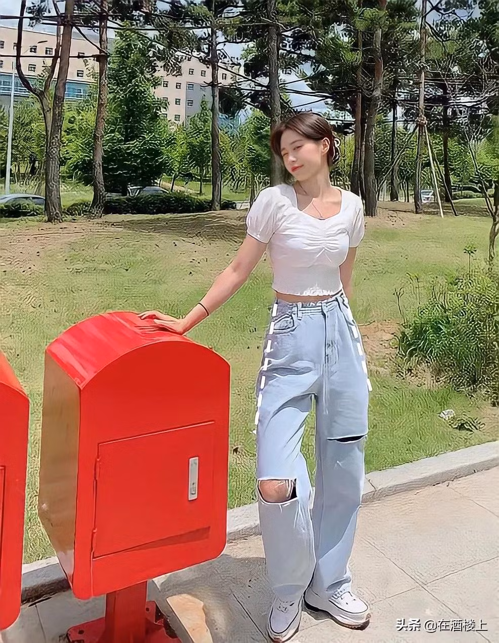 Tốt nhất nên chọn quần hai bên hông may thẳng. Hoặc có một cách đơn giản là mua quần rộng hơn một số