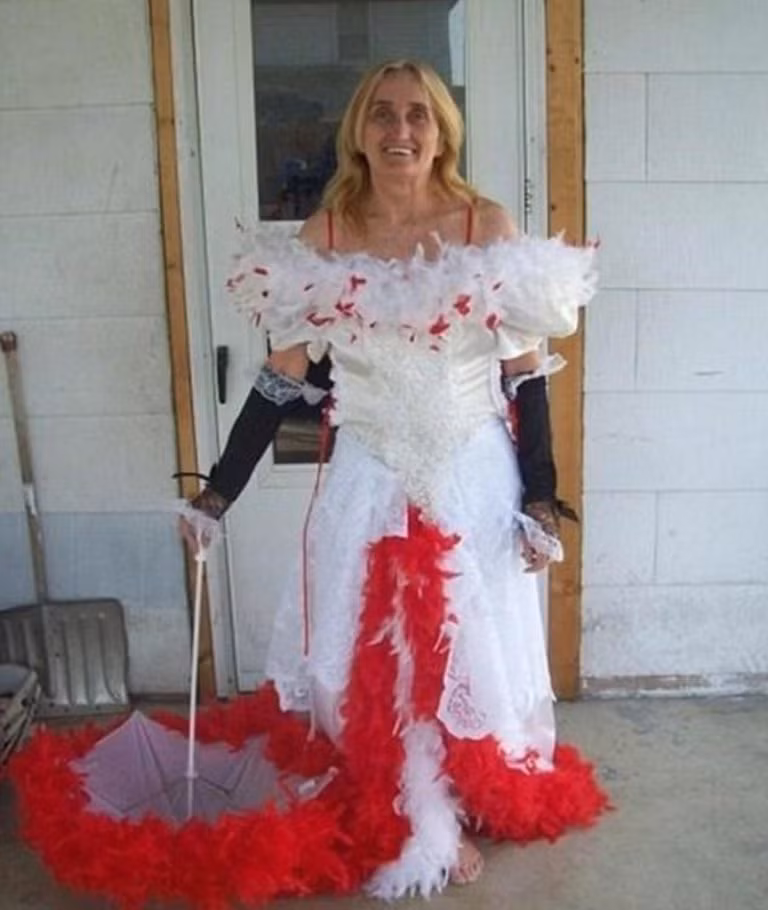 Hẳn cô dâu này muốn hóa thân thành một chú gà.