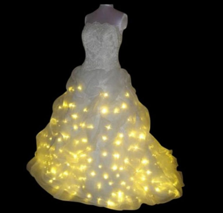 Chiếc váy thắp sáng như hàng ngàn con đom đóm bên trong.