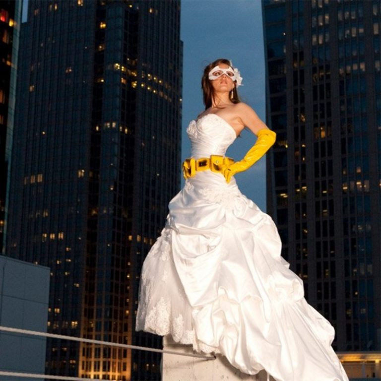 Cô dâu hâm mộ các nhân vật anh hùng nên quyết định hóa cô dâu siêu anh hùng.