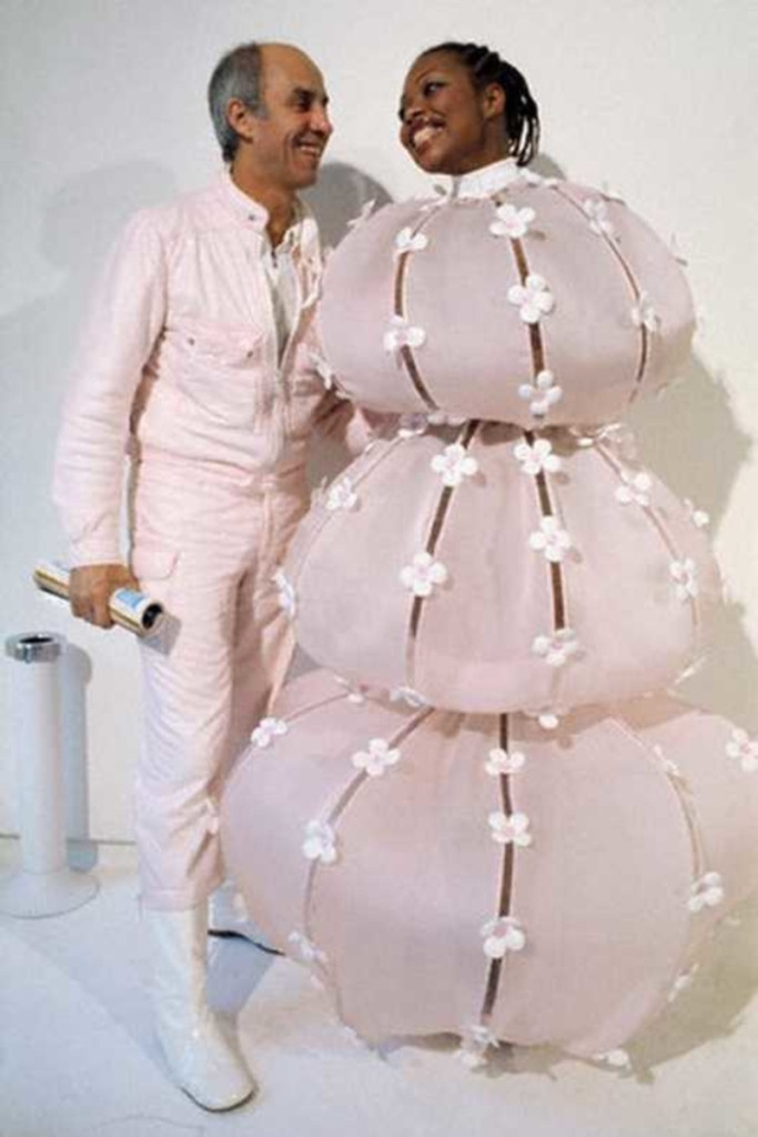 Cô dâu đặc biệt yêu thích cây cối và hóa thân thành một cây xương rồng.