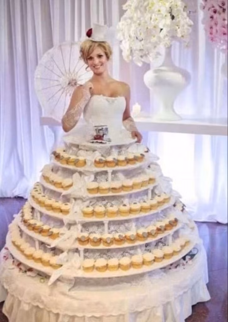 Cô dâu vừa có thể đón chào khách, vừa phục vụ trà nước, quá tiện lợi để cắt giảm nhân viên phục vụ.