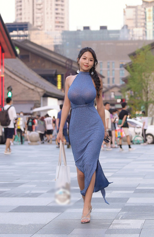 Một người đẹp khác cũng gặp sự cố tương tự khi lựa chọn mẫu váy bodycon. Về tổng thể, bộ đồ nuông chiều đường cong mỹ miều nhưng lại mất điểm vì co giãn quá đà ở vòng 3.