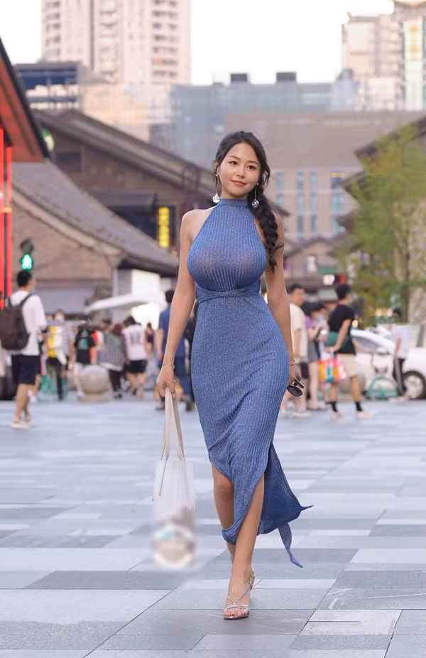 Một người đẹp khác cũng gặp sự cố tương tự khi lựa chọn mẫu váy bodycon. Về tổng thể, bộ đồ nuông chiều đường cong mỹ miều nhưng lại mất điểm vì co giãn quá đà ở vòng 3.