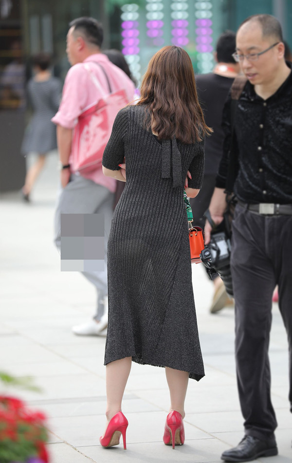 Không mặc chất liệu xuyên thấu, vậy nhưng mỹ nhân này như phơi bày toàn bộ cơ thể sau chiếc váy đen chất liệu len tăm.