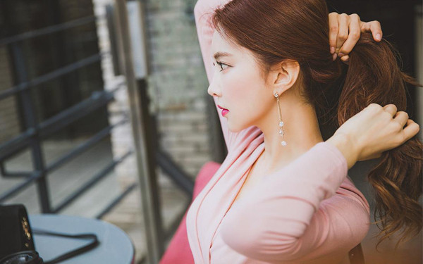 Một bộ ngực đầy đặn chứng tỏ chủ nhân của nó có lượng hormone estrogen cao, ngầm báo khả năng sinh nở tốt. Và đây chính là lời trấn an rằng, chàng đã chọn đúng người. Ảnh: Internet