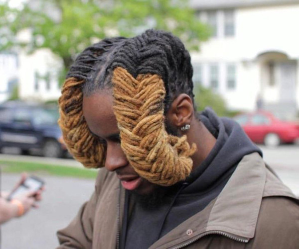 Anh chàng da màu tạo kiểu tóc giống như 2 chiếc sừng. Nhiều người thắc mắc làm thế nào để gội sạch được phần mái.