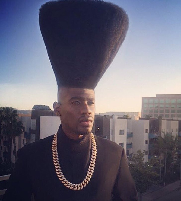 Một thiết kế có tính hack dáng đỉnh cao. Có lẽ, anh chàng chẳng cần quá cao song vẫn vô số người phải ngước nhìn.