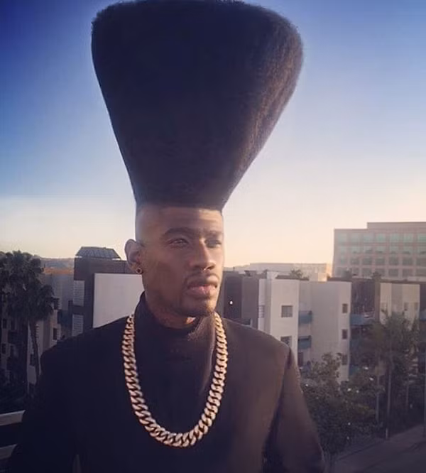 Một thiết kế có tính hack dáng đỉnh cao. Có lẽ, anh chàng chẳng cần quá cao song vẫn vô số người phải ngước nhìn.