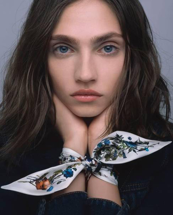 Ngoài ra, bạn gái có thể diện phụ kiện hot thời trang thu đông này như một món đồ trang trí.