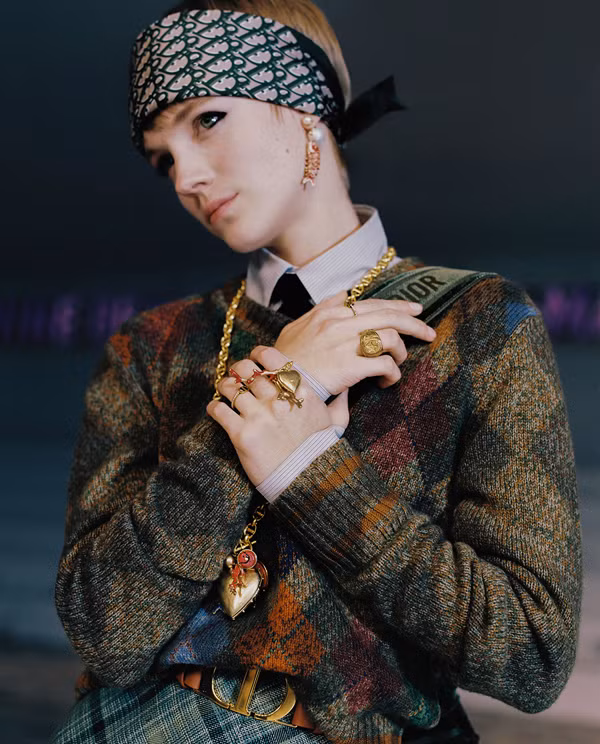 Muốn nam tính hơn, bạn gái gấp chiếc khăn lại theo hình chữ nhật và cột băng ngang trán.