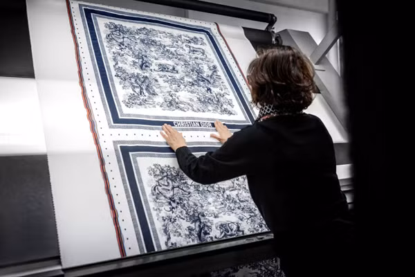 Bộ sưu tập Dior Around the World “đốn tim” các tín đồ thời trang được thiết kế bởi Maria Grazia Chiuri và người bạn của bà, nghệ sĩ người Ý Pietro Rufo.