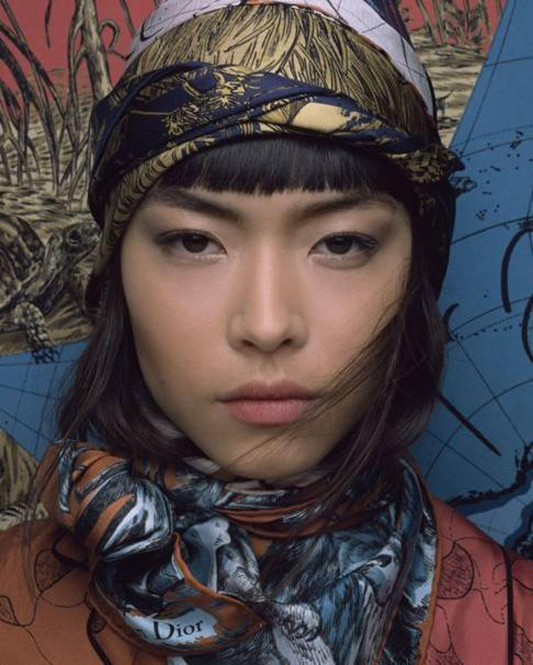 Bám sát quan điểm đó, Mari Grazia Chiuri - giám đốc sáng tạo của Dior vừa giới thiệu loạt khăn lụa thuộc bộ sưu tập Thu Đông 2021. Điểm chung của những thiết kế này là màu sắc trầm tĩnh, họa tiết hiện đại. Chúng thể hiện uy quyền của một power woman.