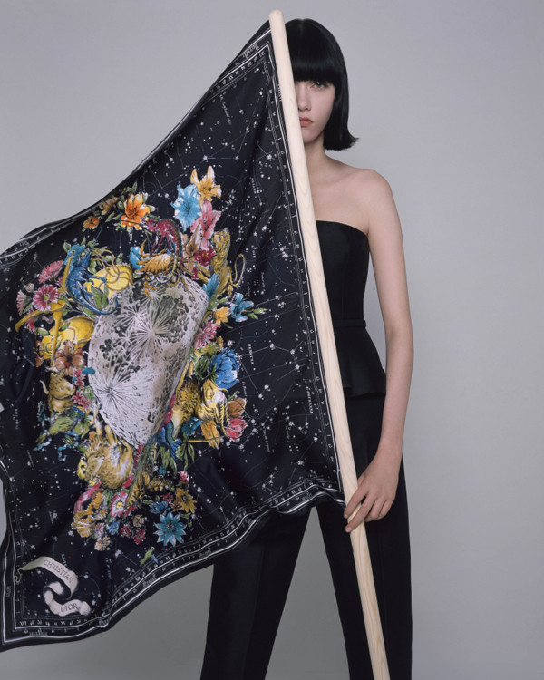 Thiết kế khăn lụa của Dior có độ bóng mượt, kết cấu trang nhã. Chất liệu của những chiếc khăn quàng này hoàn toàn từ tơ tằm.