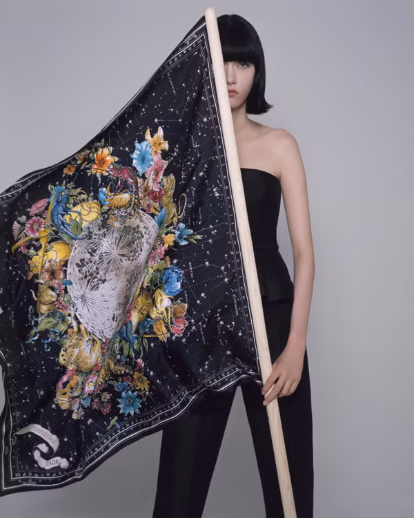 Thiết kế khăn lụa của Dior có độ bóng mượt, kết cấu trang nhã. Chất liệu của những chiếc khăn quàng này hoàn toàn từ tơ tằm.