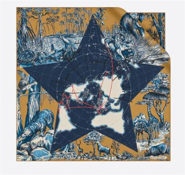 Họa tiết chủ đạo của những chiếc khăn lụa này mô phỏng các chòm sao kì bí trong dải ngân hà. Ngoài họa tiết các chòm sao, chiếc khăn còn được tô điểm bằng biểu tượng “christian dior” để nhận diện.