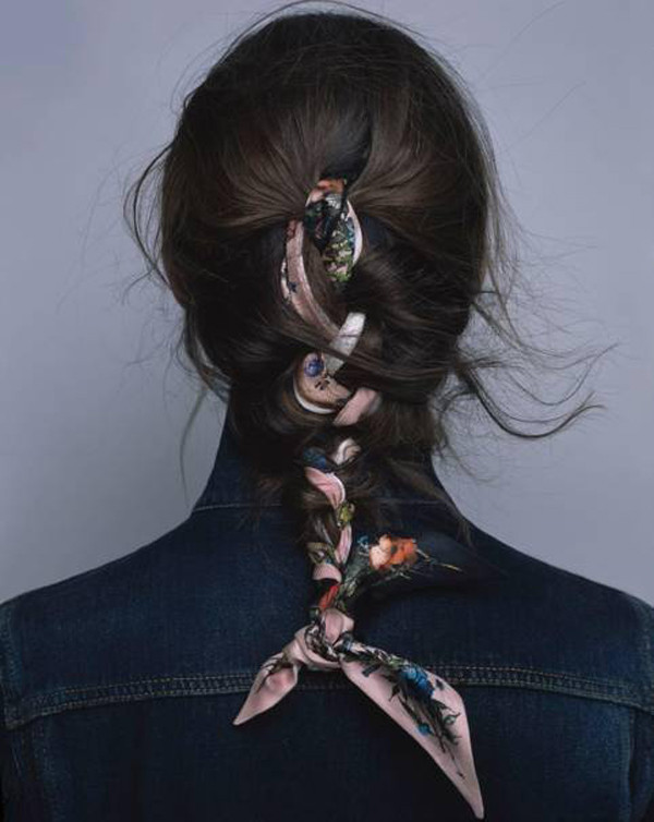 Hoặc bạn cũng có thể tham khảo dùng khăn lụa để tạo kiểu cho tóc. Chất liệu mềm mại của tơ tằm khiến chiếc khăn dễ dàng kết hợp với tóc, mang lại hơi hướng phong cách retro.