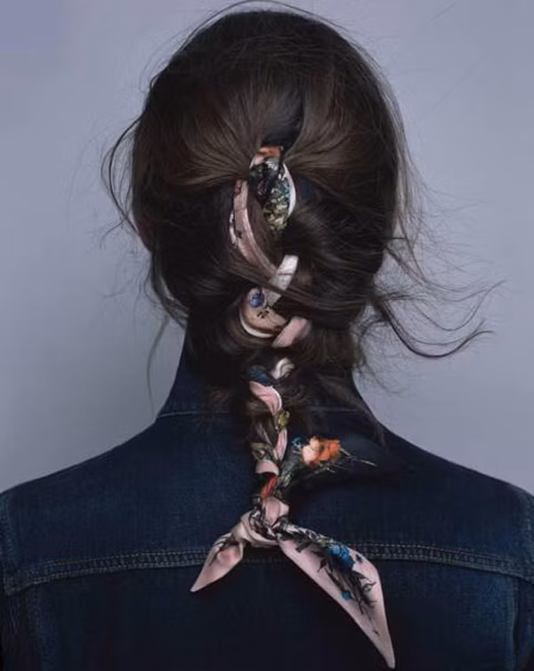 Hoặc bạn cũng có thể tham khảo dùng khăn lụa để tạo kiểu cho tóc. Chất liệu mềm mại của tơ tằm khiến chiếc khăn dễ dàng kết hợp với tóc, mang lại hơi hướng phong cách retro.