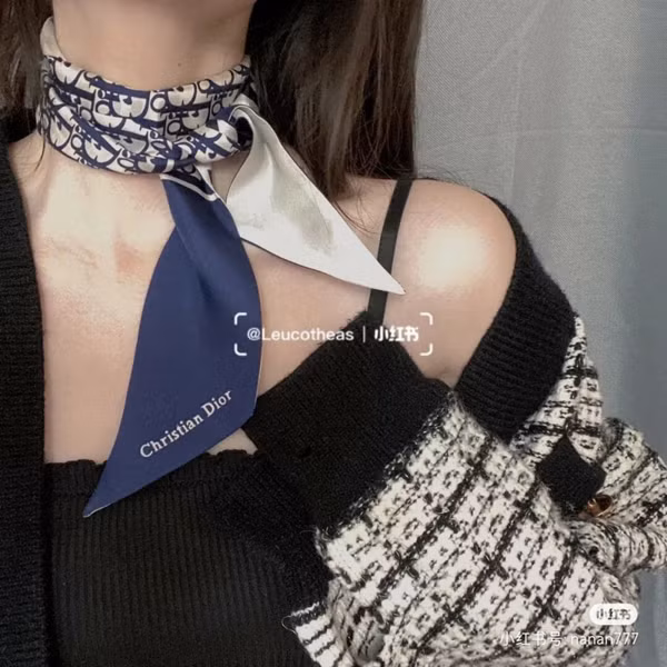 Người dùng cũng có thể dùng khăn lụa để quàng cổ. Đây là cách diện khăn phổ biến song không hề nhàm chán, tạo nên sức hút nữ tính khó có thể chối từ.