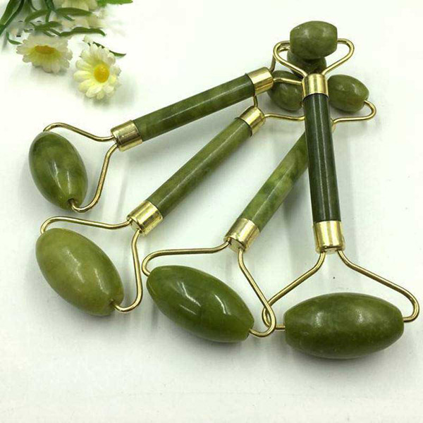 Vậy nhưng, bác sĩ da liễu cho rằng công dụng duy nhất của sản phẩm làm đẹp này là khả năng massage cơ mặt. Đáng lưu ý, công dụng này lại dễ dàng có được bằng những động tác tay mà không cần đến thiết bị đặc biệt. Bên cạnh đó, con lăn nếu không được làm sạch còn có thể gây viêm da do chất bẩn tích tụ lâu ngày.