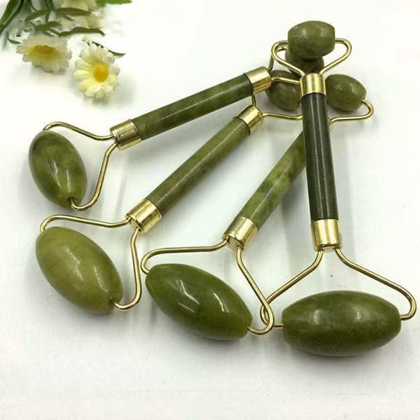 Vậy nhưng, bác sĩ da liễu cho rằng công dụng duy nhất của sản phẩm làm đẹp này là khả năng massage cơ mặt. Đáng lưu ý, công dụng này lại dễ dàng có được bằng những động tác tay mà không cần đến thiết bị đặc biệt. Bên cạnh đó, con lăn nếu không được làm sạch còn có thể gây viêm da do chất bẩn tích tụ lâu ngày.