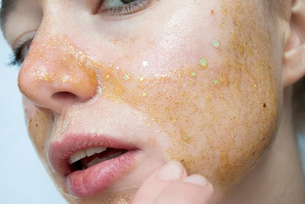 Mặt nạ lấp lánh. So với mặt nạ từ chế phẩm tự nhiên thì loại mặt nạ này không tốt cho da lẫn môi trường. Thậm chí, chất tạo độ bóng trong mặt nạ này còn có thể gây hại cho da. Các hạt lấp lánh dễ gây kích ứng, mài mòn da mặt, đặc biệt là những người có làn da nhạy cảm.