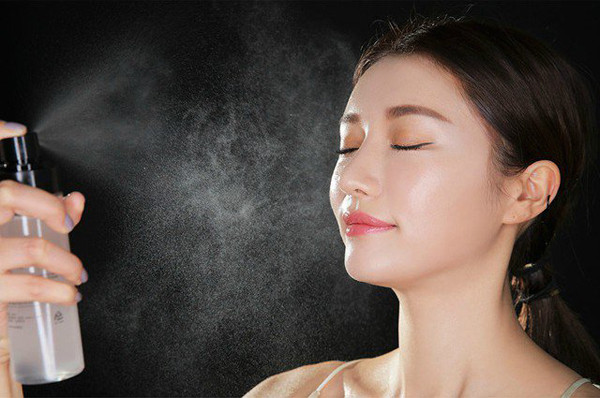 Trong khi đó, bác sĩ da liễu lại cho rằng không nên dưỡng ẩm bằng cách này thường xuyên. Khi nước bay hơi, nó thậm chí góp phần khiến da trở nên khô hơn.