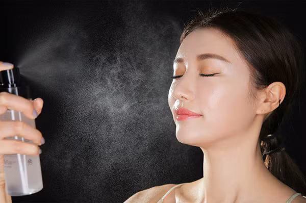 Trong khi đó, bác sĩ da liễu lại cho rằng không nên dưỡng ẩm bằng cách này thường xuyên. Khi nước bay hơi, nó thậm chí góp phần khiến da trở nên khô hơn.