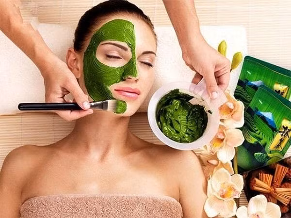 Mặt nạ tự chế. Trên thị trường, rất nhiều mặt nạ handmade được giới thiệu để chị em làm đẹp tại nhà. Vậy nhưng chuyên gia sức khỏe cho biết sản phẩm này tiềm ẩn mối nguy sức khỏe da. Nhiều mặt nạ tự chế có chứa thành phần hydrogen peroxide không nên sử dụng.