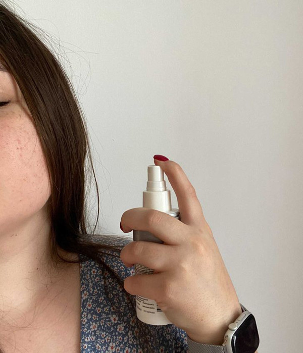 Xịt khoáng. Xịt khoáng là sản phẩm làm đẹp phổ biến song lợi ích của nó vẫn còn gây tranh cãi. Nguyên nhân bởi tác dụng của chúng hầu hết đều do các công ty sản xuất khẳng định.