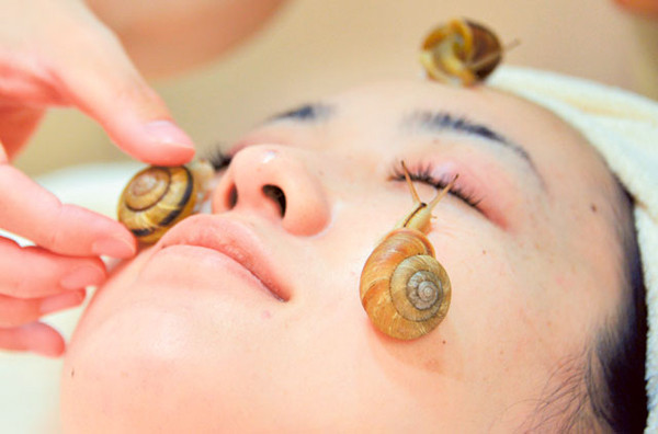 Khi thực hiện, ốc sên sẽ được thả trực tiếp trên mặt, tiết ra chất nhờn làm đẹp. Thời điểm hiện tại, các nhà nghiên cứu cho rằng, liệu pháp ốc sên cần được nghiên cứu thêm trước khi khẳng định chắc nịch về lợi ích làm đẹp như vậy.