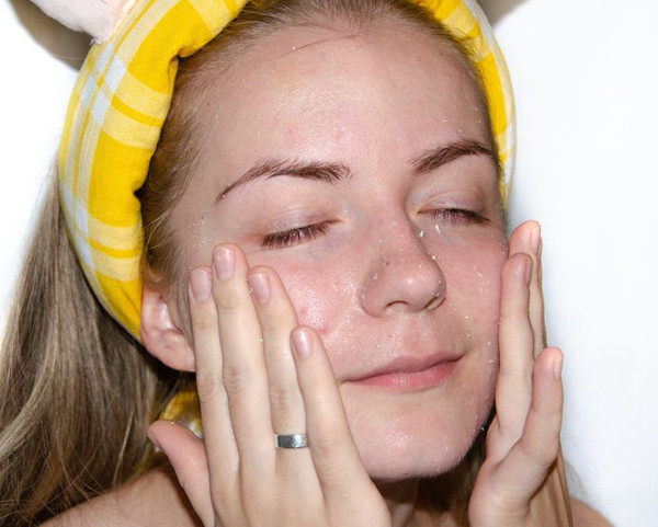 Gel tẩy tế bào chết. Gel tẩy tế bào chết được cho là có khả năng loại bỏ tế bào chết cùng những tạp chất trên da mặt. Thực tế, lớp “ghét” bạn nhìn thấy là thành phần xenluloza của sản phẩm. Những người bị chàm, mụn trứng cá, mụn bọc hoặc các vấn đề về da cần hết sức thận trọng. Nên hỏi ý kiến bác sĩ chuyên khoa trước khi sử dụng.