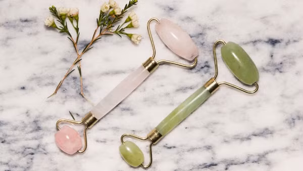 Con lăn ngọc. Từ triều đại nhà Thanh (Trung Quốc), phụ nữ đã biết dùng con lăn ngọc để làm đẹp. Họ tin rằng chất liệu ngọc sẽ làm dịu da, săn chắc cơ mặt. Ngày nay, con lăn được giới thiệu có khả năng giúp làm sạch da, thải độc, giảm bọng mắt, xóa nếp nhăn và kích thích sản xuất collagen... khiến chị em lùng mua.