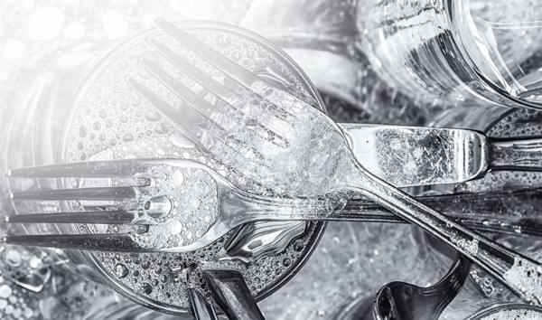 Tráng nước nóng bát đĩa trước khi ăn. Nhiều người cẩn thận dùng nước nóng tráng bát đĩa 1 lượt trước khi dùng. Cách làm này rất phổ biến ở các nhà hàng song không được đánh giá cao.