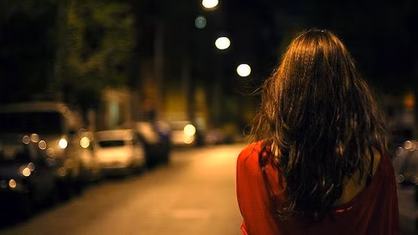 Nam giới tuổi trung niên được xem là thời kỳ đỉnh cao sự nghiệp. Họ giành nhiều thời gian cho công việc, vô tình lãng quên người phụ nữ ở nhà. Trong khi đó, tâm lý phụ nữ luôn mong muốn được yêu thương. Việc phụ nữ ngoại tình để lấp khoảng trống trong lòng cũng là điều dễ hiểu.