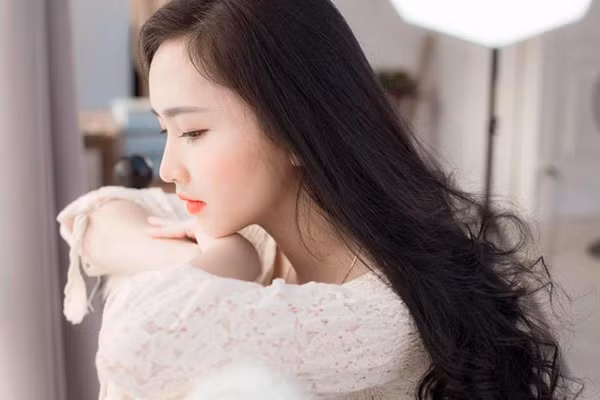 Hơn nữa, phụ nữ tuổi trung niên có nhiều thời gian. Thời điểm này, họ thường có những tổng kết nho nhỏ, so sánh mình với những người bạn xung quanh. Một khi cảm thấy thua kém, họ trở nên chán ghét với người chồng hiện tại, lựa chọn ngoại tình để thỏa mãn bản thân.