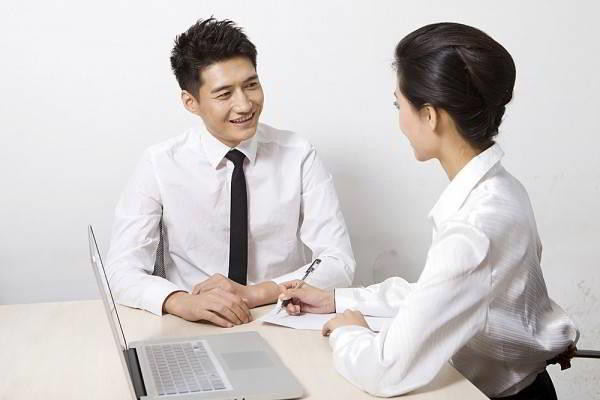 Mặt khác, hôn nhân kéo dài khiến đàn ông không còn lãng mạn, quan tâm vợ như trước. Cuộc sống không phải lúc nào cũng chỉ xoay quanh nỗi lo tiền bạc, vật chất. Sự nhàm chán trong hôn nhân khiến phụ nữ trung niên thấy muốn tìm cảm giác lạ.