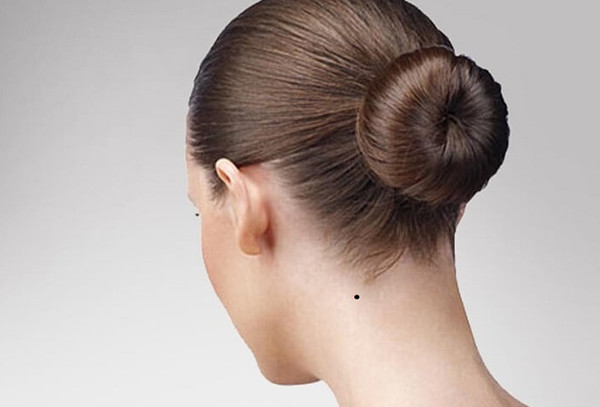 Sau gáy. Dù là vợ chồng lâu năm thì cái hôn nhẹ sau gáy vẫn khiến chị em rung động. Chuyên gia còn tiết lộ, hôn vào vị trí sau gáy là một trong những cách khơi gợi ham muốn của phụ nữ nhạy nhất.