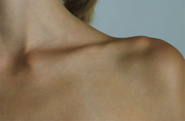 Xương đòn. Xương đòn thanh mảnh là nơi vô cùng gợi cảm của phụ nữ. Đồng thời, đây cũng là nơi phụ nữ muốn được hôn. Thực sự, nụ hôn vào xương đòn không chỉ thể hiện tình cảm của nam giới mà còn cho thấy anh ấy rất chú ý lắng nghe cơ thể người yêu.