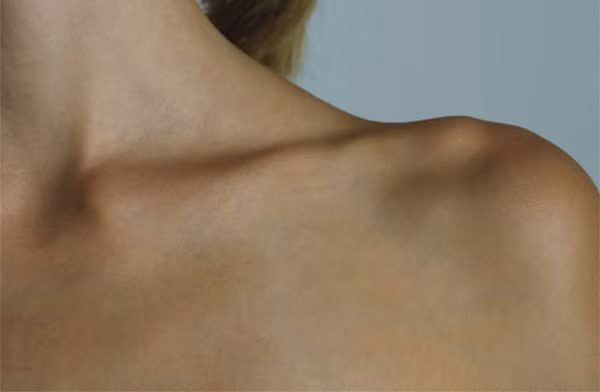 Xương đòn. Xương đòn thanh mảnh là nơi vô cùng gợi cảm của phụ nữ. Đồng thời, đây cũng là nơi phụ nữ muốn được hôn. Thực sự, nụ hôn vào xương đòn không chỉ thể hiện tình cảm của nam giới mà còn cho thấy anh ấy rất chú ý lắng nghe cơ thể người yêu.