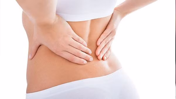 Lưng dưới. Lưng dưới rất ít được nam giới quan tâm so với các vị trí khác. Vậy nhưng, nếu sử dụng tay massage nhẹ nhàng có thể thúc đẩy quá trình lưu thông máu và giảm tắc nghẽn vùng xương chậu. Đặc biệt, dùng miệng mơn trớn nhẹ nhàng sẽ tạo nên sự gần gũi, ham muốn tìm hiểu cơ thể đối phương.