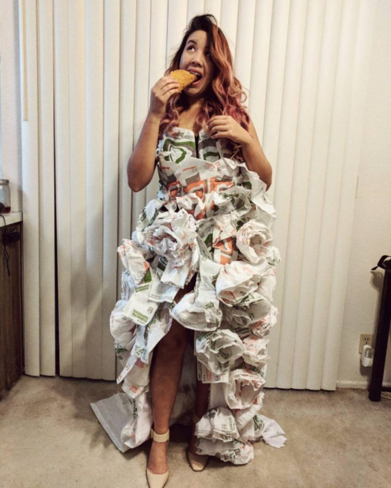 Cô dâu thường bị bỏ đói do quá bận rộn trong ngày vui. Vậy tại sao không mặc một chiếc váy đính sẵn đầy bánh tacos để đói lúc nào ăn lúc ấy?