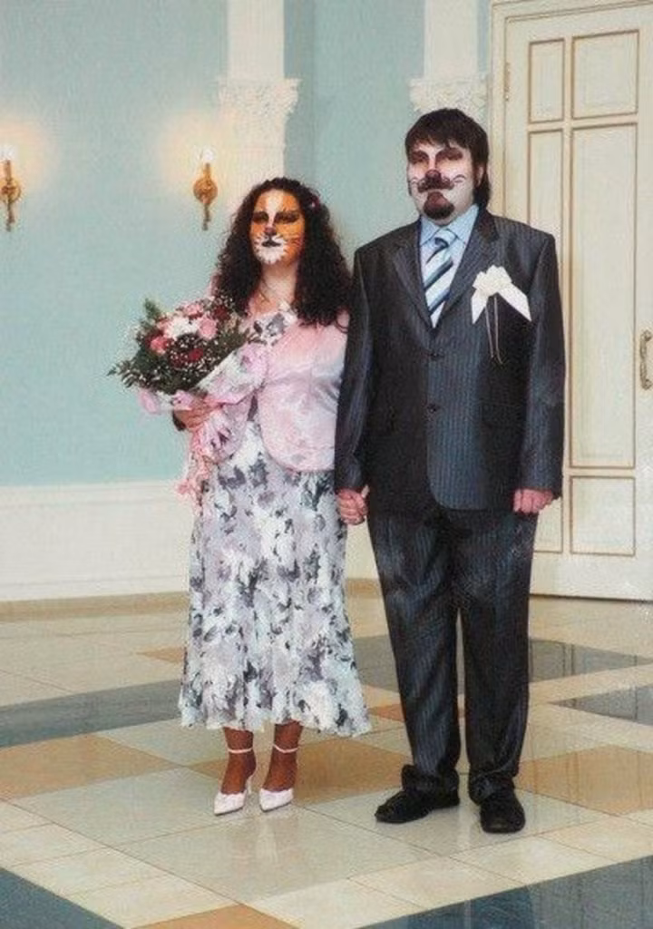 Cặp cô dâu chú rể thành người hóa thú.